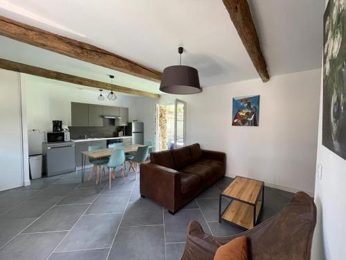 un salon avec un canapé et une table dans l'établissement Jolie maison avec jacuzzi 10 pers, parc Astérix, à Cinqueux