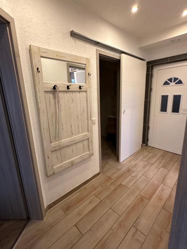 Cette chambre dispose d'une porte coulissante et d'un couloir. dans l'établissement Rheinblick Appartements, à Remagen