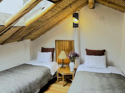 dos camas sentadas una al lado de la otra en una habitación en ARQUEOLOGO EXCLUSIVE SELECTION - Casa Peralta, en Cusco