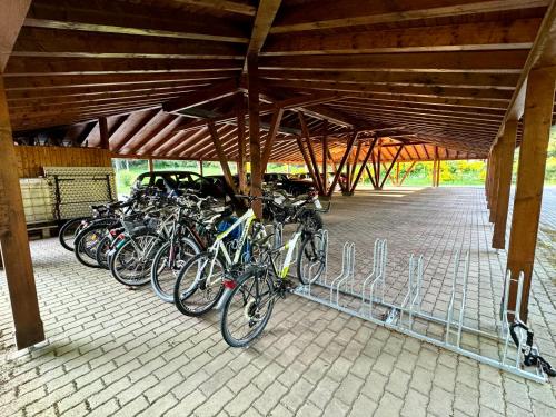 un grupo de bicicletas estacionadas bajo un edificio en Studio Hase Saig en Saig