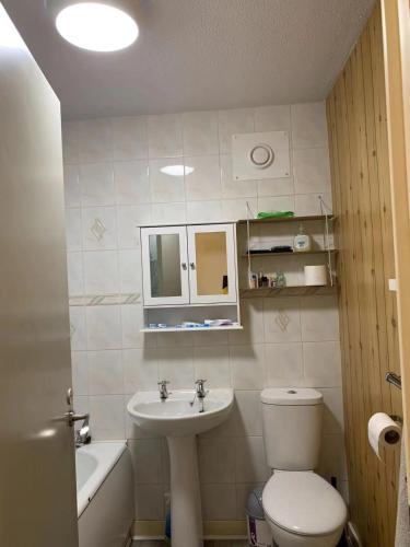 Phòng tắm tại Glasgow room near city centre