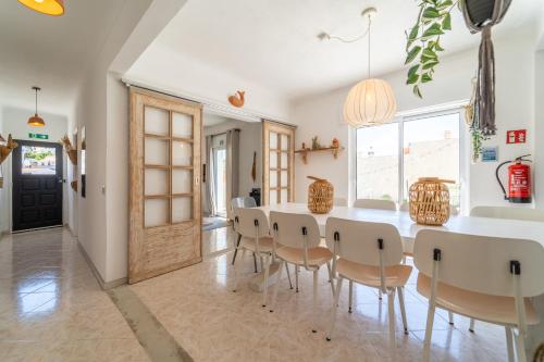 a dining room with a table and chairs at Villa O Altinho Carrapateira in Carrapateira