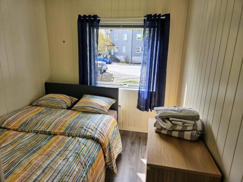 a small bedroom with a bed and a window at Leilighet i Svolvær sentrum in Svolvær