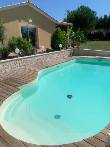 une grande piscine devant une maison dans l'établissement Villa de vacances, à Carsac-de-Gurson