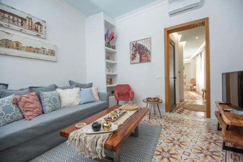 - un salon avec un canapé et une table dans l'établissement Menemar Suite & Apt, By IdealStay Experience, à Agios Nikolaos