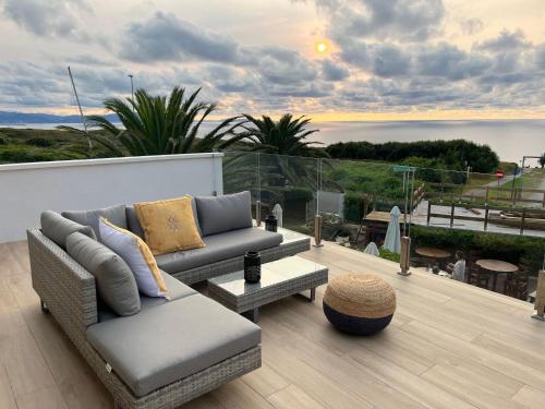 a living room with a couch and a table at Tu refugio junto al mar te espera in Elejalde