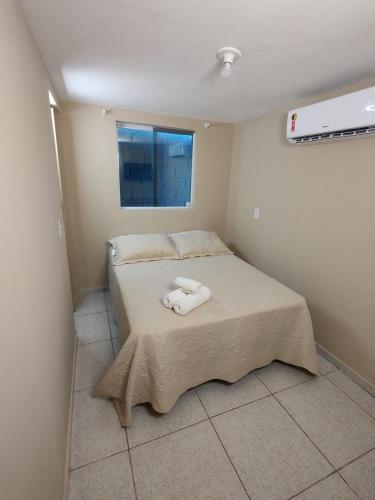 Una habitación con una cama con dos toallas. en Abaré Slim Suítes, en São Miguel dos Milagres