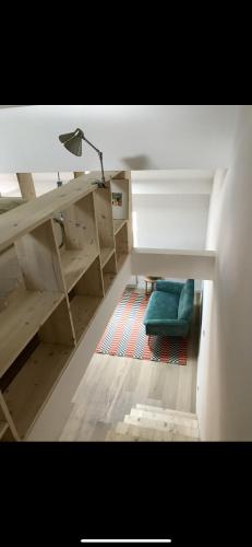Habitación con escritorio y silla verde. en Suite Bergame en Caluire-et-Cuire