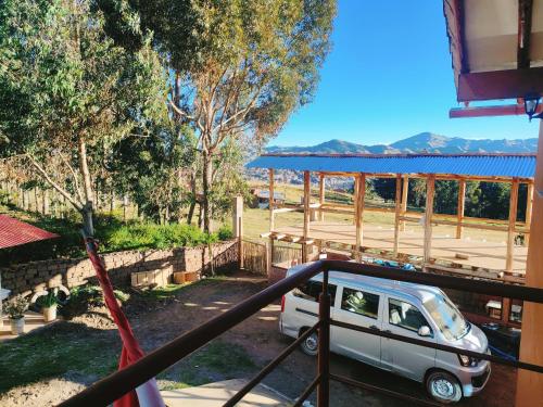 Una camioneta estacionada afuera de una casa con porche en Kapaq Country House, en Cusco