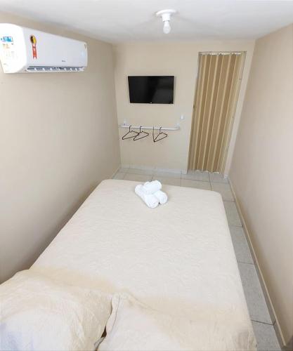 1 dormitorio con 1 cama con toallas en Abaré Slim Suítes en São Miguel dos Milagres