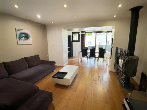 un salon avec un canapé et une table dans l'établissement La Dolce Casa - centre Lamanon, à Lamanon