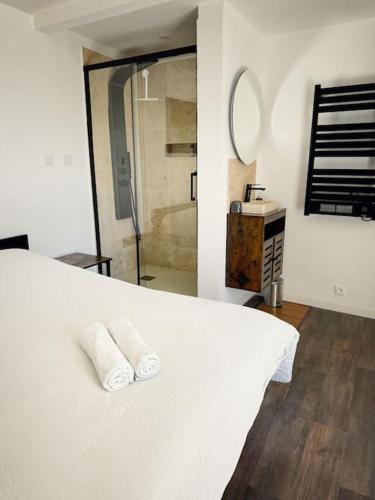 une chambre avec un lit blanc avec deux oreillers dessus dans l'établissement La Dolce Casa - centre Lamanon, à Lamanon