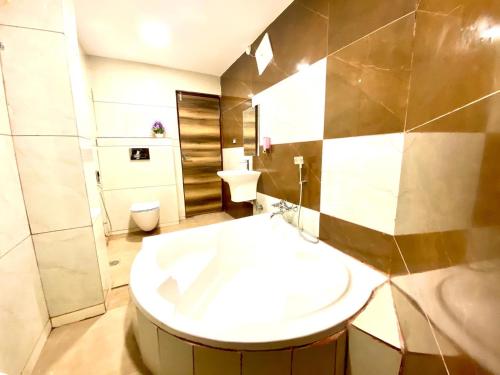 uma casa de banho com um WC branco e um lavatório. em Hotel Sky International- Airport Zone Hyderabad em Shamshabad