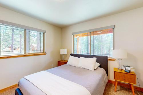une chambre avec un lit et deux fenêtres dans l'établissement Luxury Mountain Retreat, à South Lake Tahoe