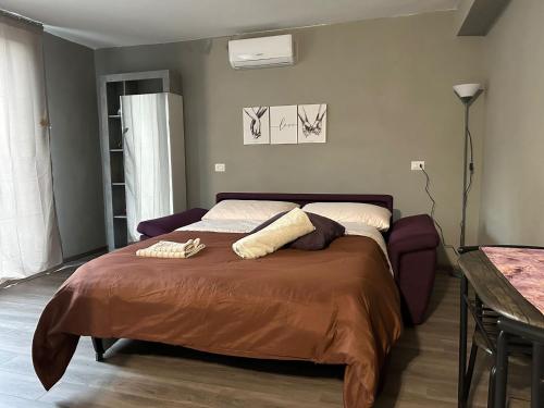 1 dormitorio con 1 cama con 2 almohadas en La Casa di Sonia Apartment en Verona