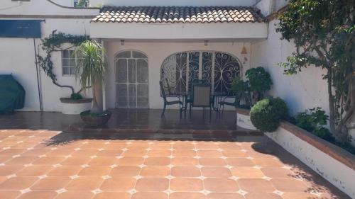 un patio con puerta, mesa y sillas en Casa campo 2 habitaciones, en Tequisquiapan