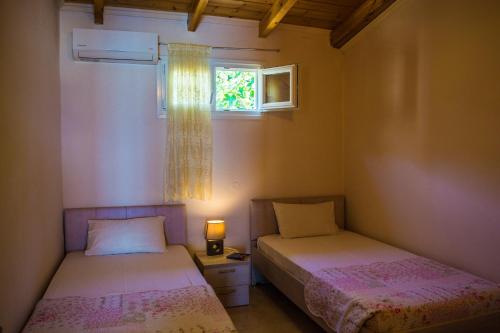 Postel nebo postele na pokoji v ubytování Fanis seafront apartments