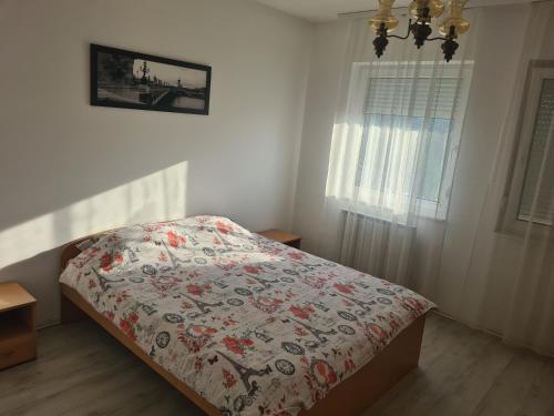 A bed or beds in a room at Apartmani Loznica