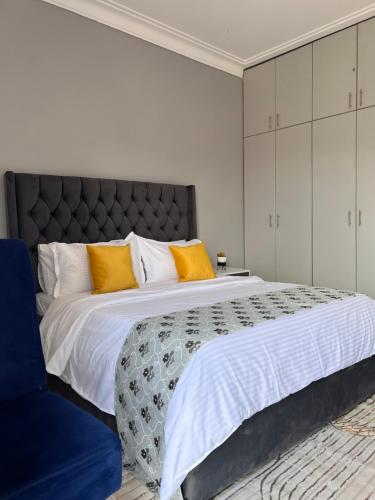 Ένα ή περισσότερα κρεβάτια σε δωμάτιο στο Rutuha Homes 2