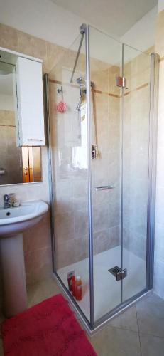a bathroom with a shower and a sink at SunDays House #casa al mare in Quartu SantʼElena