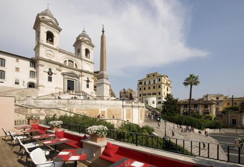 un grupo de mesas y sillas frente a un edificio en Il Palazzetto, en Roma