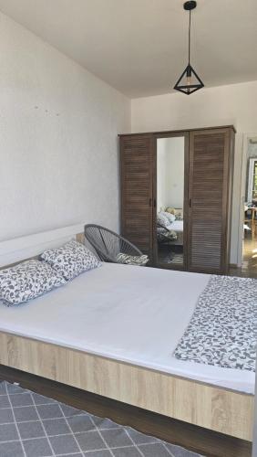 Una cama o camas en una habitación de Apartments Becici
