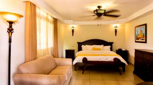 En eller flere senger på et rom på Hotel El Reith Lake
