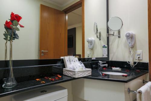 y baño con lavabo y espejo. en Transamerica Executive Congonhas en São Paulo
