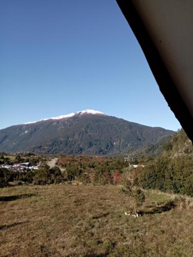 Una imagen general de la montaña o una montaña tomada desde el camping