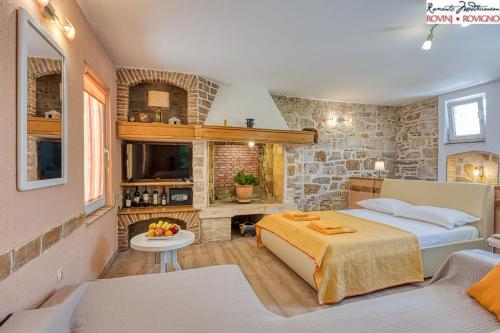 sypialnia z łóżkiem i salonem w obiekcie Studio Tommy w Rovinj