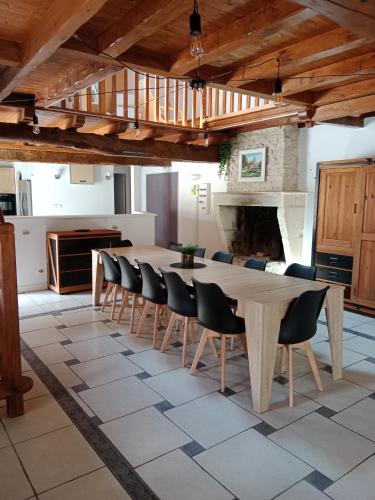 une salle à manger avec une table et des chaises dans l'établissement La grange pyratelle, à Puyravault