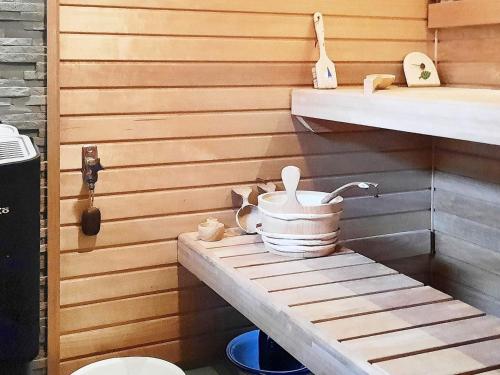 uma sauna com uma chaleira de chá numa prateleira em Holiday home MARIEFRED IX em Mariefred