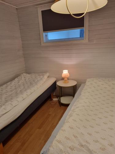 een kleine slaapkamer met 2 bedden en een raam bij Not far from famous Pulpit Rock and Stavanger in Strand
