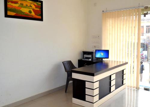 a room with a desk with a computer on it at Devholiday Home in Sawāi Mādhopur