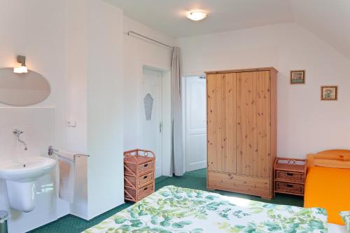 ein Bad mit einem Bett, einem Waschbecken und einem WC in der Unterkunft Splavský zámeček in Staré Splavy