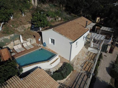 ベニテスにあるKalyva Country House, with private beach and poolのプール付きの家の航空写真