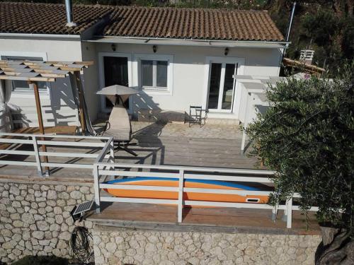 Kalyva Country House, with private beach and poolにあるバルコニーまたはテラス