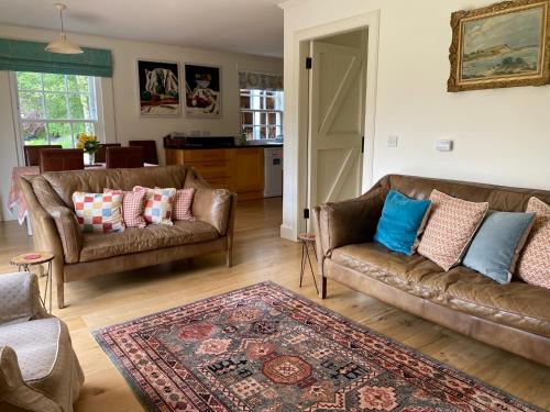 Posezení v ubytování Private detached cottage sleeps 4