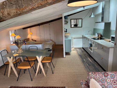 Una cocina o cocineta en Lovely views in secret Provence