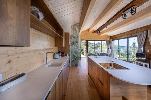 eine Küche mit Holzwänden und einer großen Arbeitsplatte in der Unterkunft Le Lodge de la Presqu’île de Giens in Hyères