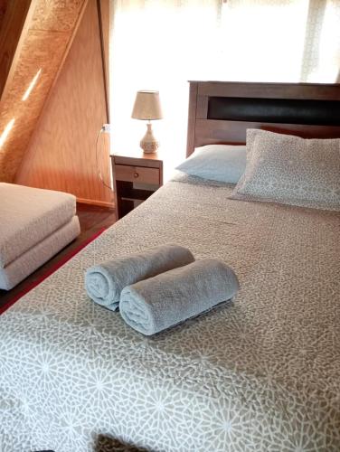 Una cama o camas en una habitación de CABAÑA PARCELA VISTA HERMOSA