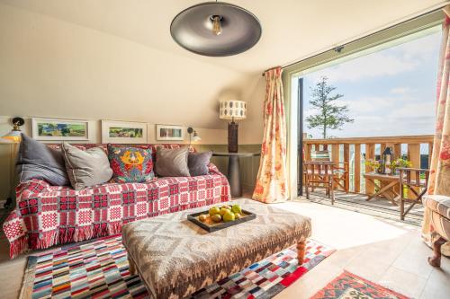 沃本的住宿－Vibrant rural hideaway - Aspen Loft，带沙发的客厅和阳台