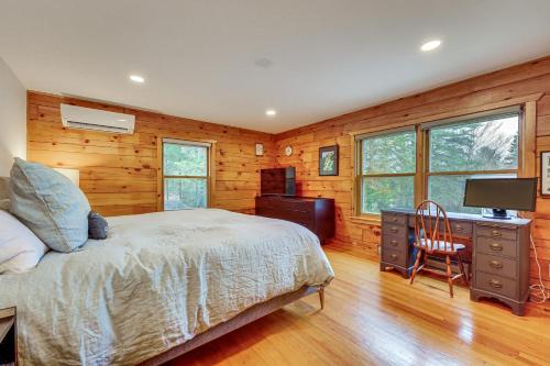 Ένα ή περισσότερα κρεβάτια σε δωμάτιο στο Modern Cabin in Lake Placid with Mountain Views!