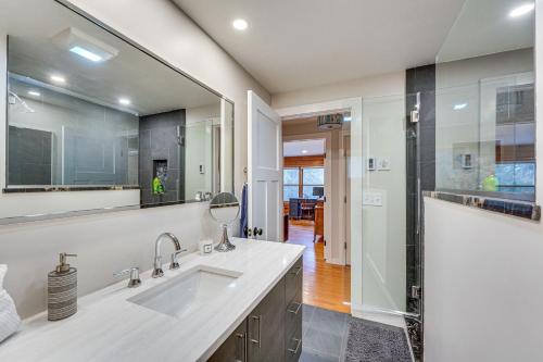 Ένα μπάνιο στο Modern Cabin in Lake Placid with Mountain Views!