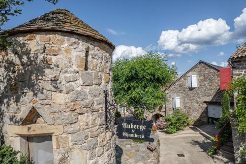 a stone building with a sign on it at Le Pailler Chambres D'hôtes Restaurant Gîte piscine & spa in Verrières