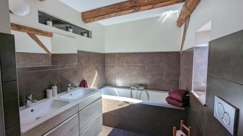 a bathroom with two sinks and a bath tub at Tu casita au centre-ville de Rouffach in Rouffach