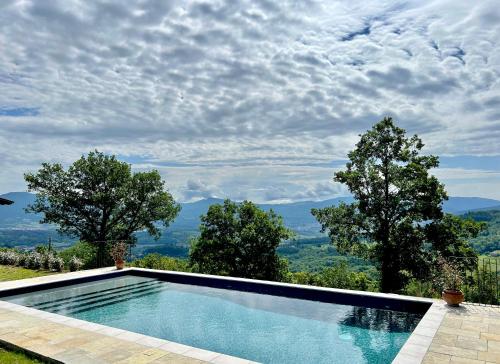 una piscina con vistas a las montañas en Villa Lux en Poppi