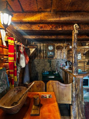 una sala da pranzo con un tavolo e una cucina di Durmitorske kolibe a Žabljak