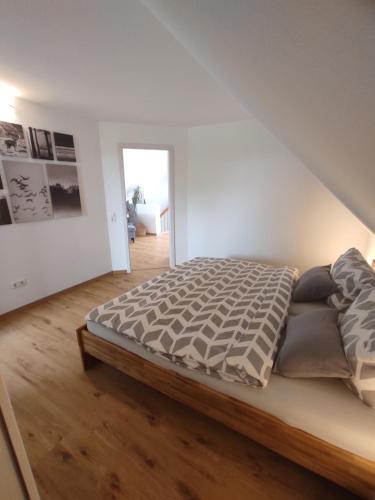 1 dormitorio con 1 cama grande en una habitación en Ferienwohnung Im Distelweg en Scheid