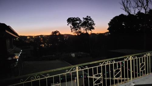 ブリスベンにあるUrban Rhythmのバルコニーから夕日の景色を望めます。